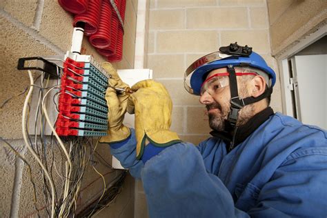 Schutzkleidung bei elektrotechnischen Arbeiten.